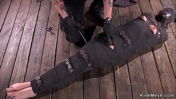 Videa s výkonem Mummified brunette slave in metal device with legs spreaded wide gets vibrated by master HD