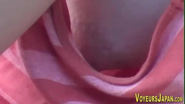 مقاطع فيديو عالية الدقة Asian babes side boob pee on by voyeur