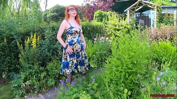 HD Mature redhead lifts up her dress and fingers herself outdoors teljesítményű videók