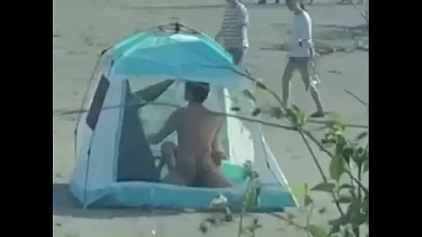مقاطع فيديو عالية الدقة The couple make love in the tent