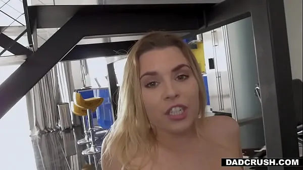 HD Blonde teen Aubrey Sinclair wants stepdad's cock teljesítményű videók
