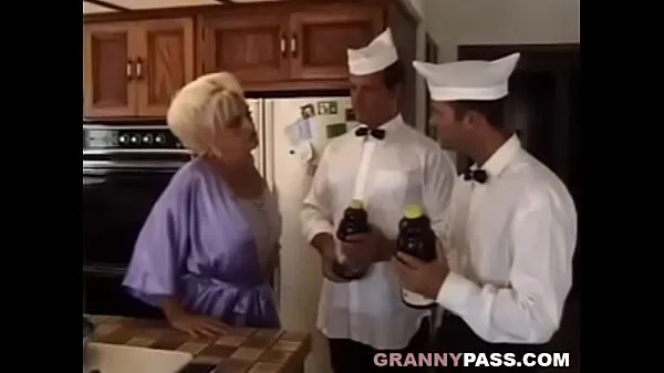 HD Granny Almost Dies In DP teljesítményű videók