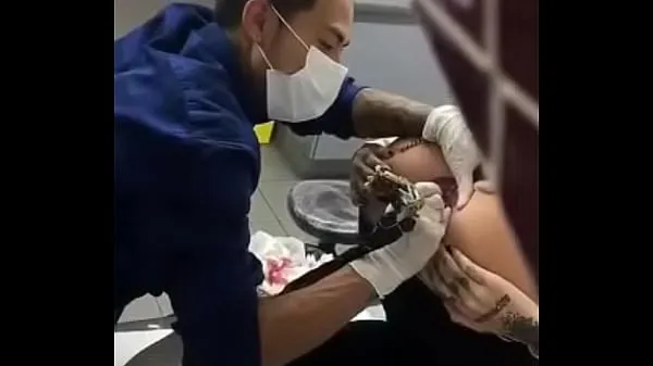 HD Женщина татуирует ее задницу ссылка полное видеомощные видео