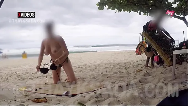 مقاطع فيديو عالية الدقة Hot Wife showing her breasts to the saleswoman on the beach