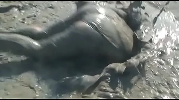 Vídeos poderosos Mergulho profundo na lama do cacau em HD