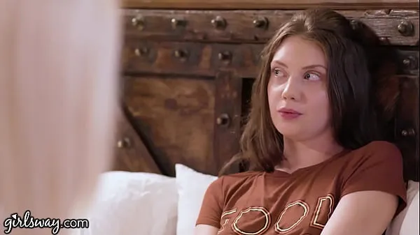 Videa s výkonem Girlsway Elena Koshka First Wet Lesbian Experience At The Cottage HD