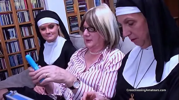 高清Older crossdressers use dildos on a female电源视频