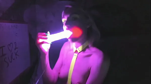 HD kelly copperfield deepthroats LED glowing dildo on webcam พลังวิดีโอ