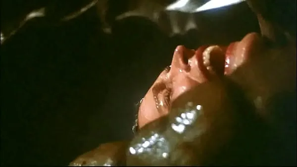 Videa s výkonem Galaxy Of Terror Worm Sex Scene 16A: It lifted her hips up high for its deeper penetration HD
