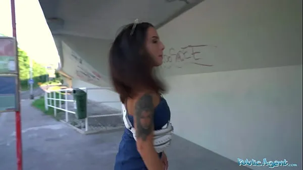 Videa s výkonem Public Agent Sexy as Fuck Spanish big Tits and Ass Fucked by Rail Tracks HD