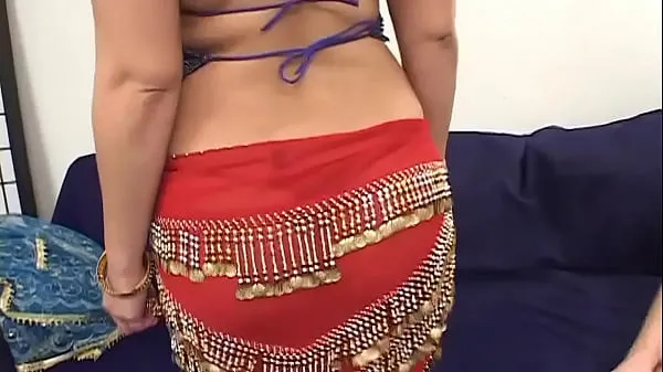 高清胖乎乎的印度女孩正在做她的第一次色情選角，並從雙層車開始电源视频