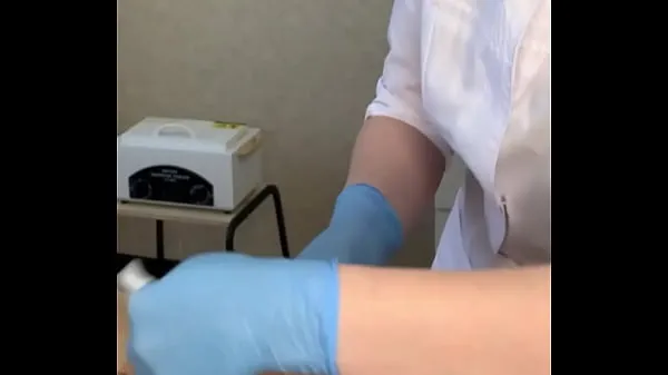 مقاطع فيديو عالية الدقة The patient CUM powerfully during the examination procedure in the doctor's hands