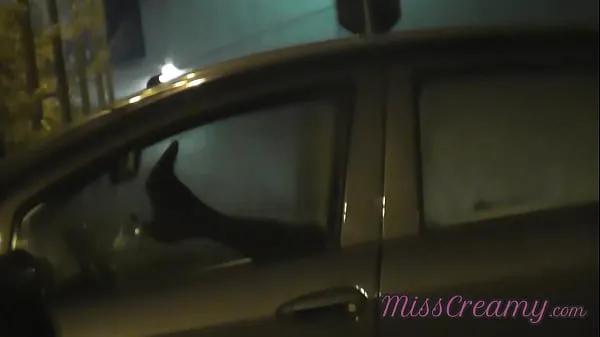 HD Sharing my slut wife with a stranger in car in front of voyeurs in a public parking lot - MissCreamy močni videoposnetki
