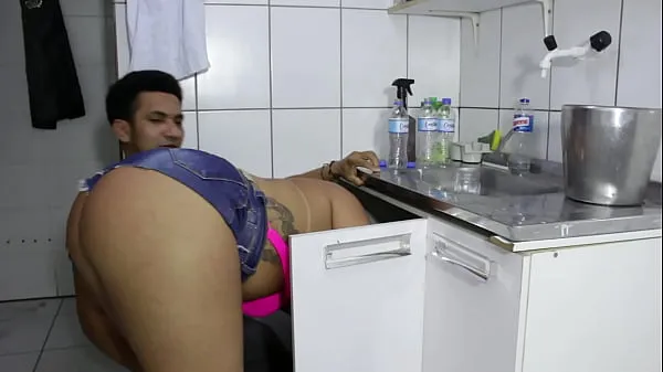 高清The cocky plumber stuck the pipe in the ass of the naughty rabetão. Victoria Dias and Mr Rola电源视频