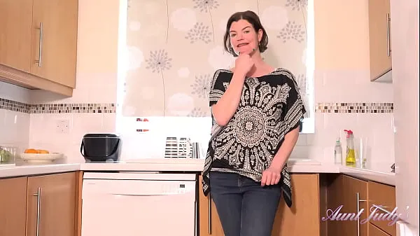HD AuntJudys - 44yo Amateur MILF Jenny gives you JOI in the kitchen močni videoposnetki