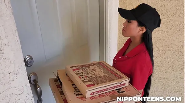 HD-Two Guys Playing with Delivery Girl - Ember Snow powervideo's
