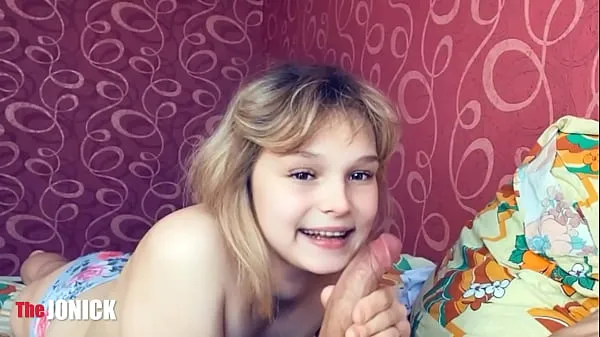 Videa s výkonem Naughty Stepdaughter gives blowjob to her / cum in mouth HD