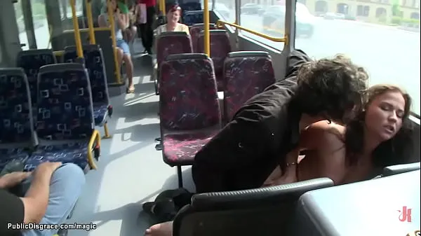Vidéos HD Bound Euro salope baisée dans un bus public puissantes