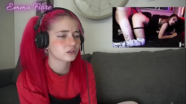 HD Petite teen reacting to Amateur Porn - Emma Fiore teljesítményű videók