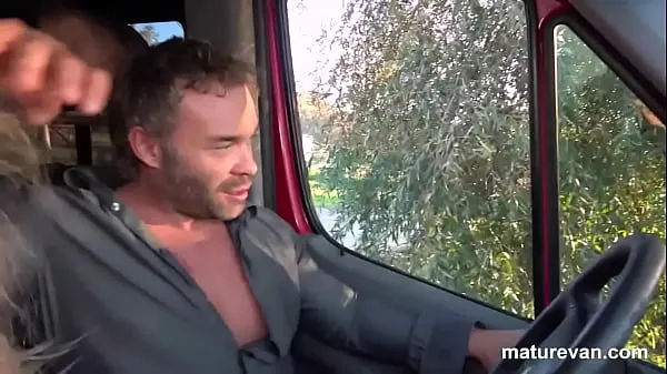 Videa s výkonem His first Mature Pussy in a Van HD