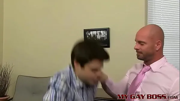 Vídeos de potencia El jefe macizo calvo Mitch Vaughn se folla el culo al joven Dustin Fitch HD