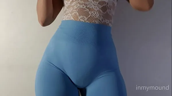 高清Puffy pussy girl in blue leggings and a big tits showing off电源视频