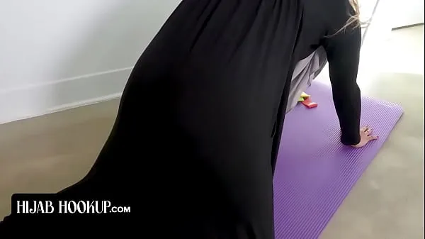 مقاطع فيديو عالية الدقة Hijab Hookup - Slender Muslim Girl In Hijab Surprises Instructor As She Strips Of Her Clothes