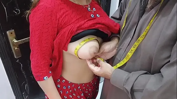 Videa s výkonem Desi indian Village Wife,s Ass Hole Fucked By Tailor In Exchange Of Her Clothes Stitching Charges Very Hot Clear Hindi Voice HD