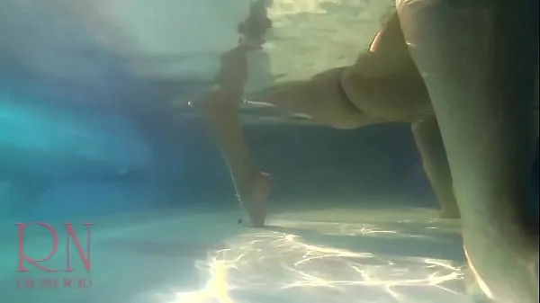 HD Elegant and flexible babe, swimming underwater in the outdoor swimming pool power videoer