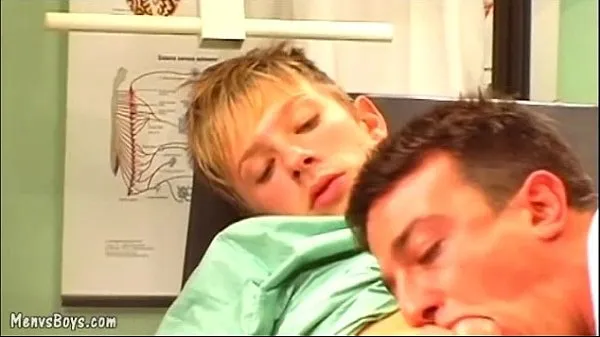 HD Horny gay doc seduces an adorable blond youngster teljesítményű videók