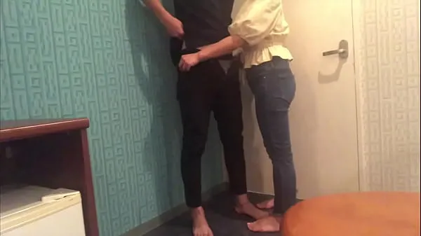 高清A couple has intense sex at the front door as soon as they get home电源视频