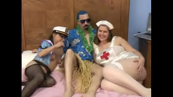 مقاطع فيديو عالية الدقة Midget sailor chick sucks cock then gets her pussy eaten by freak on hotel bed
