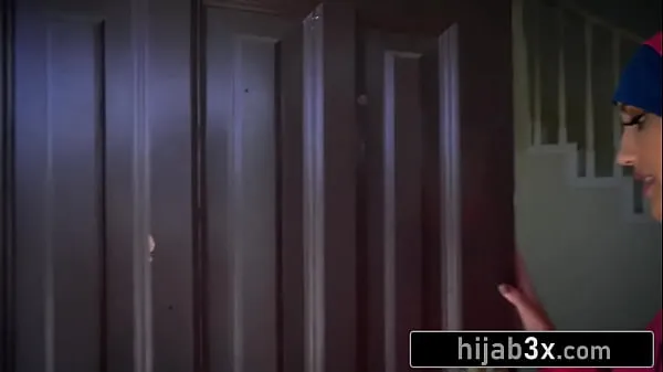 Videá s výkonom Hijab Wearing Hottie Fucks Landlord To Pay The Rent - Chloe Amour HD