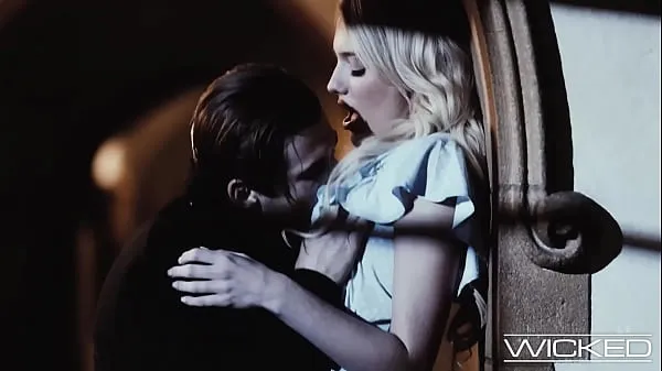 Videa s výkonem Wicked - Blonde Inn Keeper Babe Fucked Hard By A Mysterious Stranger HD