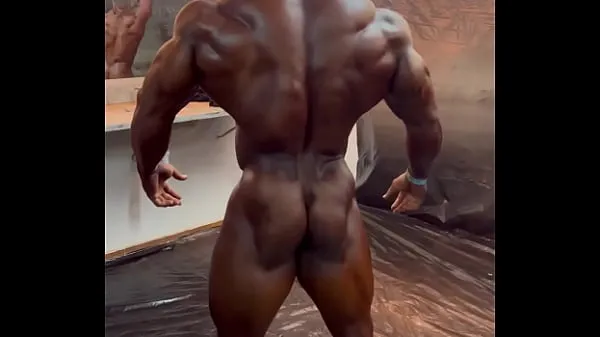 Video HD Stripped male bodybuilder kekuatan