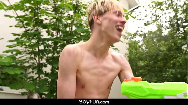 HD ゴージャスなイケメンの男の子は、このゲイの3pでペニスの潮吹きにつながる潮吹き銃を楽しむ パワービデオ
