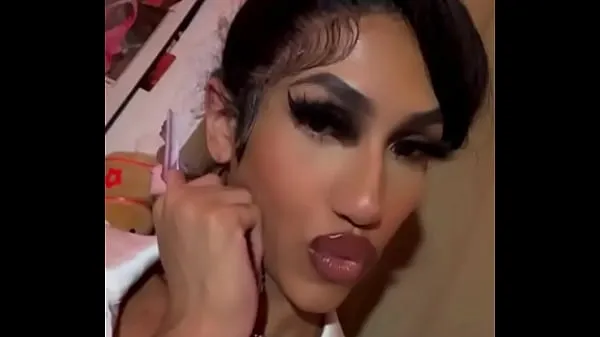 مقاطع فيديو عالية الدقة Sexy Young Transgender Teen With Glossy Makeup Being a Crossdresser