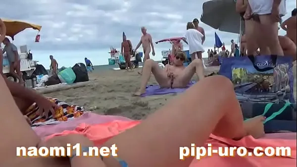 Videa s výkonem girl masturbate on beach HD