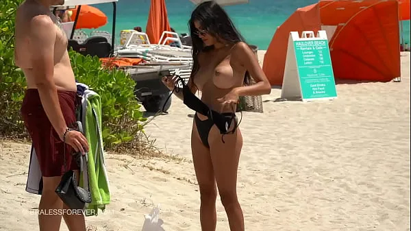 HD 彼女の夫が待っているビーチで彼女の巨乳を露出 パワービデオ