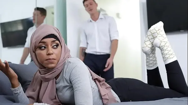 Videá s výkonom Hijab-Hating Muslim Babe Rebels and Has Wild Sex With Her Stepbrother HD