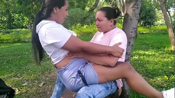 Videá s výkonom Michell and Paula go out to the public garden in Colombia and start having oral sex and fucking under a tree HD