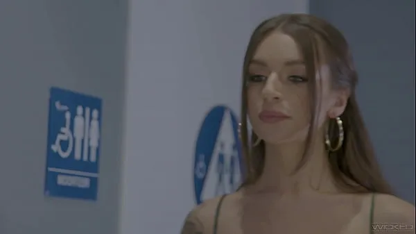 Videa s výkonem Wicked - Cute Brunette Fucks Her Date On Her Frisky Stuff Channel FULL SCENE HD