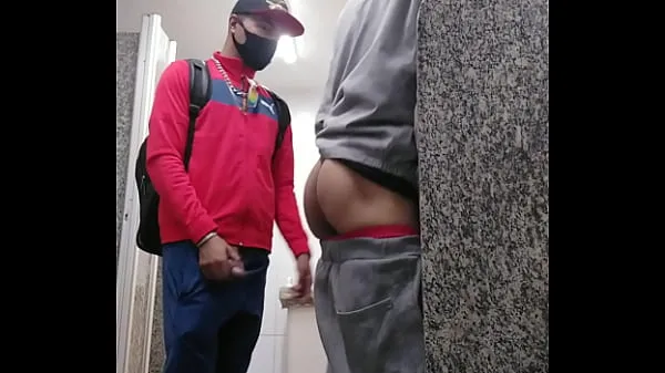 Videa s výkonem Gifted fucked me in the public bathroom HD