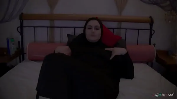 HD Muslim Slut Wearing Hijab JOI speaking English and Arabic - Lilimissarab močni videoposnetki