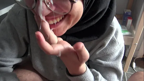 Vídeos poderosos Uma garota muçulmana fica perturbada ao ver o grande pau francês de seu professor em HD