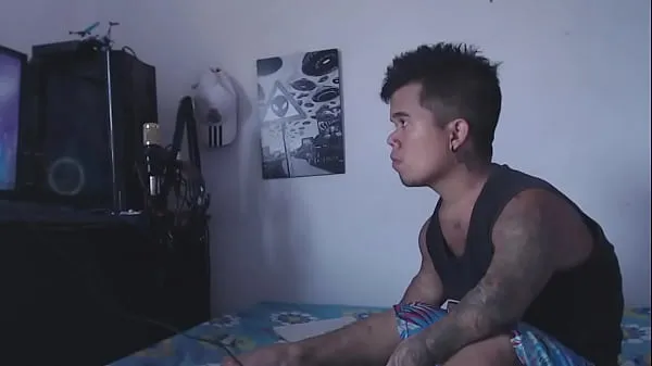 Video HD While the dwarf had fun playing with his video games, the stepsister arrives horny to play with his penis mạnh mẽ