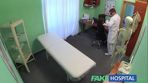 HD Fake Hospital Sexual treatment turns gorgeous busty patient moans of pain into p močni videoposnetki