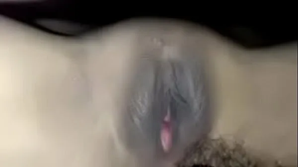 Video HD Allargando la figa della bella ragazza, dandole un cazzo da succhiare finché lo sperma non le riempì la bocca, poi spingendo ancora il cazzo nel suo clitoride, scopandole la figa con forti gemiti, facendola estremamente eccitare, si masturbpotenziali