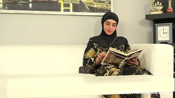 HD Милая женщина в хиджабе примерила член продавца вместо новой одеждымощные видео