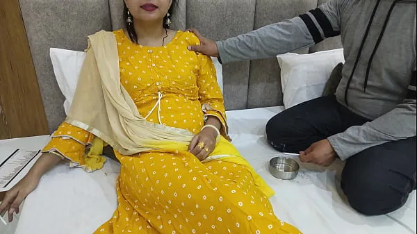 高清Desiaraabhabhi - Indian Desi having fun fucking with friend's mother, fingering her blonde pussy and sucking her tits电源视频